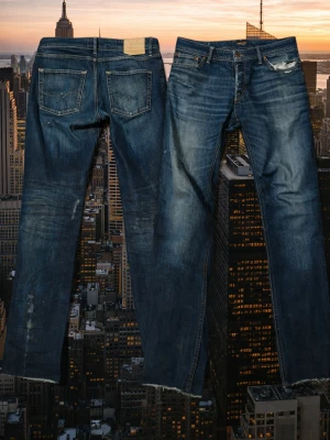 Jack&jones - Säljer ett par klassiska blå jeans från jack&jones med raka ben och normal passform. Jeansen har slitningar vid fickorna, femficksmodell och tydliga kontrastsömmar. Materialet är robust denim i bomull och färgen är mellanblå med tvättade detaljer.
