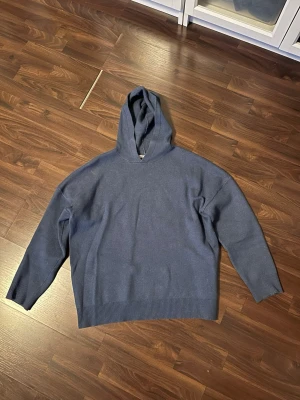 Blå stickad hoodie från Zara - Sitter snyggt, skriv för mer info