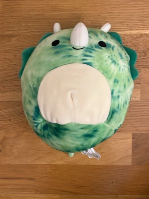 Squishmallow - Grön dinosaurie squischmallow. Gosig och len. har några fläckar så kan sänka priset