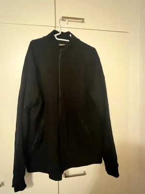 Collegetakki 2XL - Musta collegetakki. Molemminpuolin taskut. Koko 2XL. Kaikai n 58cm, pituus n 75cm. Eläintalous MMM, lisätietoja saa kysymällä Katsothan myös muut ilmoitukseni Tarjoa 