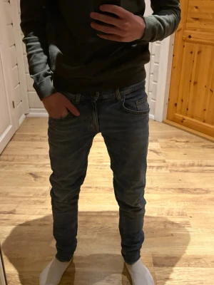 Tiger of Sweden jeans - Säljer ett snygga par jeans från Tiger of Sweden. Modellen är slim och de har storleken 29/32”. Mycket bra skick och har inga defekter.     (Nypris: 1699 SEK)
