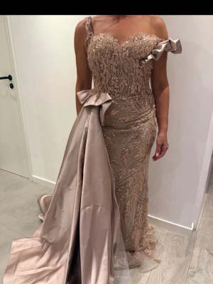 Balklänning - Festklänning i lång modell köpt i Sashas mode i Södertälje. Storlek 36/38. Helt oanvänd! 