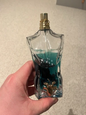 Le Beau Eau de Toilette 125ml - 125 ml som ny. Kanske lite mer än halva kvar. Väldigt god och somrig doft. 