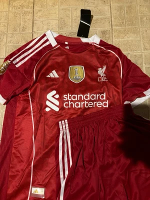 Liverpool matchtröja med shorts. Isak #9 - Fick som en julklapp men den passar inte så bra, den är storlek M men passar mer som storlek S. Annars är den perfekt, helt ny och oanvänd