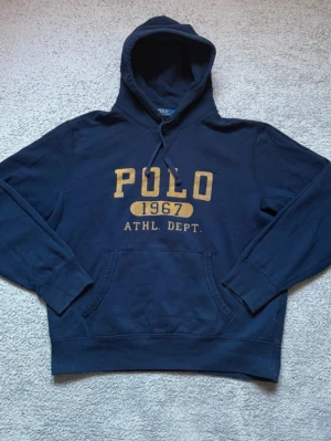 Polo Ralph Lauren Hoodie - Hej! Säljer nu denna feta Ralph Lauren hoodien för ett riktigt bra pris, Hoodien är i storlek L/G och är i fint skick. Hör av dig vid frågor.                       //Eskil