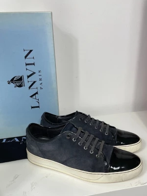 Mörkblå Lanvin cap toe  - Säljer nu dess Mörkblå Lanvin cap toe i uk 9 som motsvarar 43 men passar 44 också, skriv för fler bilder/frågor🙌🏼