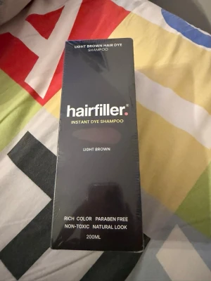 hairfiller Instant Dye Shampoo Light Brown - hairfiller Instant Dye Shampoo i färgen Light Brown, 200 ml. Innehåller oliv, ginseng, noni och angelica. Vegansk, fri från parabener och ammoniak, cruelty free och dermatologiskt testad. Ger naturlig look och täcker grått hår snabbt.