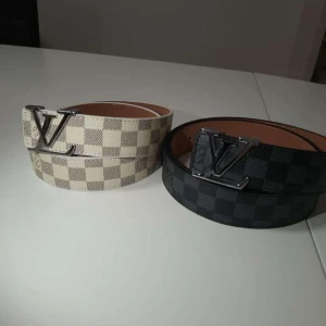 Hm-Svart-Vit bälten - ((HM)) SVART och VIT bälte, L V bälten 110cm, bra kvalitet mer information kontakta oss