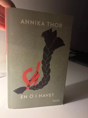 En ö i havet - En gripande ungdomsroman om systrarna Steffi och Nelli som flyr från Wien till Göteborgs skärgård under andra världskriget. De möter nya utmaningar, ensamhet och ett helt nytt liv på en ö där allt är annorlunda. Perfekt för unga som gillar starka berättelser om mod och förändring.