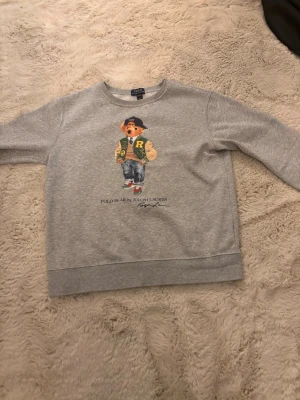 Ralph Lauren tröja  - Stylish Ralph Lauren tröja passar runt 155 grisch grå ny pris 1500