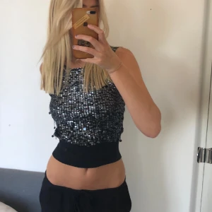 Snygg Paljett topp - Super fin fest topp med paljetter! Lite använd så i fint skick.💕