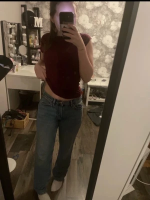 Blå raka jeans med normal passform - Säljer ett par klassiska blå jeans med rak passform och normal midja. stängs med dragkedja och knapp. Perfekta för dig som gillar en enkel och tidlös stil. Materialet är jeans och färgen är en mellanblå tvätt.