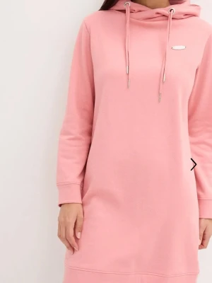 Rosa hoodieklänning med luva - Mysig rosa hoodieklänning med luva och långa ärmar. Klänningen har dragsko i huvan och en relaxed passform som ger en chill vibe. Perfekt för dig som vill vara både bekväm och snygg. Enkel design utan mönster och med liten logga på bröstet.