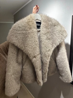 Pälsjacka Zara - Pälsjacka från Zara, köpt förra vintern och använd max 5 gånger då den tyvärr inte var min stil. Nyskick och inga defekter, slutsåld överallt! Väldig varm och gosig 🥰🥰Storlek S