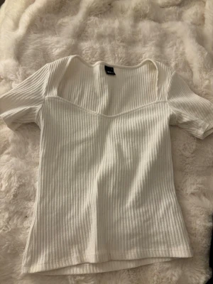 Vit ribbad topp från Gina Tricot - Säljer en vit ribbad topp från Gina Tricot i storlek S