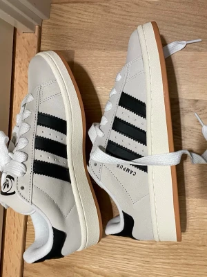 Adidas campus 00s w - Säljer mina adidas campus 00s w, skorna är helt nya, fick de i julklapp men tyvärr så är de för stora och har ingen möjlighet att lämna tillbaka de. Skorna är köpta för 1300kr. Kvitto finns.