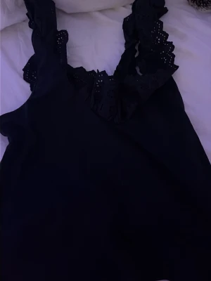 Svart topp - Tröja från Gina i storlek S säljer den för att den inte passar så bra på mig. I fint skick 