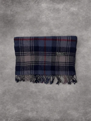 Burberry scarf Marinblå - Riktigt fin burberry scarf i mycket bra skick. Självklart äkta🙌🏼 skickar alltid så snabbt jag kan☺️ skriv för fler bilder🙏🏼