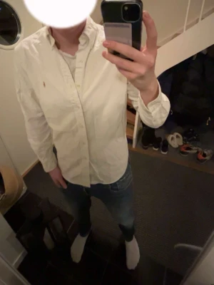 Vit skjorta från Ralph Lauren  - Tjena! Säljer nu en vit Ralph Lauren skjorta i storlek M, skjorta är i mycket bra skick och passar typ till allt, skriv för minsta fundering 💭 