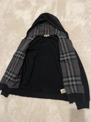 Burberry Hoodie - Storlek: M skick:7/10 färg: svart 