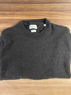 These glory days merinoull tröja - Riktigt skön Merinoull tröja från These Glory Days | Färgen är mörkgrå/ lite mörkbrun | mycket bra skick. Storlek XL men sitter som en Small. Passar som bäst för längderna 175-180cm. Skriv vid frågor!