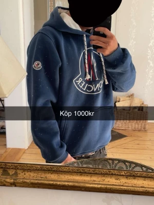 Moncler hoodie - Bra skick inga fläckar eller hål. Den är storlek L men skulle säga att den passar för den som brukar bära M/S hur bra som helst också(Se bild) Jag brukar bära M/S