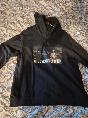 Snygg huvtröja  - Helt o ren inga fel eller brister.  Snygg tröja Helt enkelt 