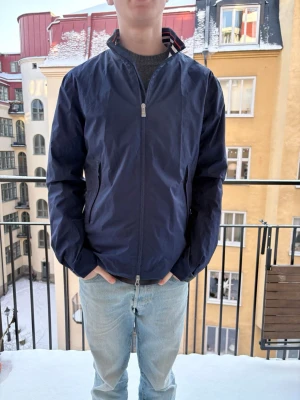 J.Lindeberg - Snygg golf jacka från J Lindeberg. perfekt för blåsiga dagar och att ha på golfbanan. Diskret JL-logga på ärmen och nacken.                                            ⭐️Modellen är 187cm⭐️