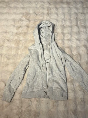 Zip hoodie  - Säljer en zip hoodie i storlek i xs, den är i  fint skick 🥰