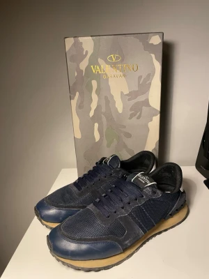 Valentino Rockrunners Marinblå - Säljer mina Valentino Rockrunners då de har blivit för små. Har haft dem i några månader och de är i väldigt bra skick. Skorna har vissa väck & sliten på insidan av skon (inget man märker av med skorna på. Äkta såklart! Box & dustbag inkluderat. Skriv för fler bilder eller om ni har frågor 😁