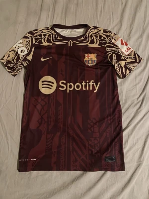 En Barcelona tröja   - En riktigt härlig barcelona koncept tröja med lamine yamal på ryggen!