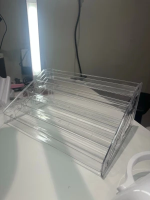 Transparent lackställ - Säljer ett genomskinligt lackställ som har 5 våningar. Säljer pågrund av att jag skaffade hyllor för mina lack💕