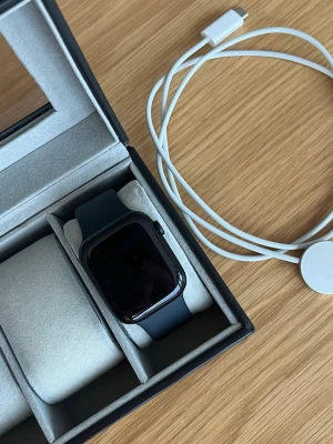 Apple Watch Series 7 – 45 mm, fint skick - Säljer en Apple Watch Series 7, 45 mm. Min fästman fick den som gåva när han tog examen 2022, men den har knappt kommit till användning. Klockan är i fint skick, fungerar helt som den ska och laddare medföljer.