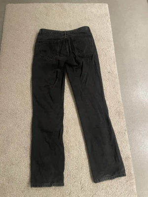 Svarta straight jeans från Lager 157 - Säljer ett par svarta  jeans i klassisk straight modell. Jeansen har fem fickor, bälteshällor och knappgylf. Materialet är slitstarkt jeans i bomull och passformen är normal med raka ben. Perfekta till sneakers eller boots.