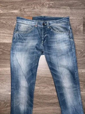 Dondup George Jeans - Hej! Säljer dessa cleana Dondup jeans i modellen George ✨ || Skick : Mycket bra || Storlek : W30 || Har du några frågor är det bara att höra av sig 🌟⭐️
