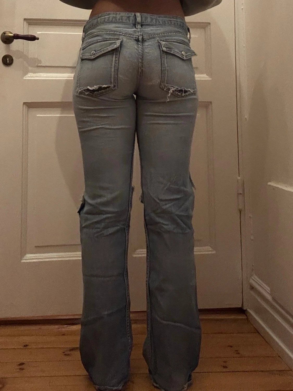 Ljusblå bootcut jeans med hål - 2