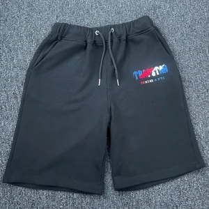 Trapstar Shorts Blå/Röd/Vit - Plagg:Trapstar Shorts Storlek:S Passar M Nypris:1199 Mitt pris:199 Skick:9/10 Använd Fåtal Ett Gånger Märke/Brand:Trapstar Färg:Svart (Loggan Blå/Röd/Vit) Material:Bomull Övrigt:Inga Defekter, Nästan Aldrig Använda  Fraktar Inom 24 h📦 Skriv Vid Minsta Lilla Intresse😃 