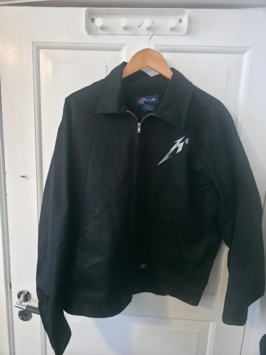 Svart Dickies jacka Metallica tryck