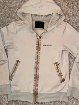 Limitato Zip hoodie - | Skick: 9/10 | Färg: Vit, beige | Vad inkluderas: Enbart tröjan | Retail pris: 4 500kr |