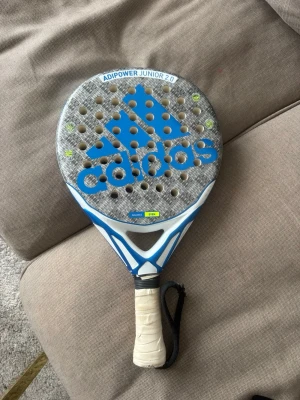 Säljer nu mitt fina junior padel rack💙 - Säljer nu mitt fina junior rack från Adidas, lite slitet men märks ej i spel. Vid frågor hör av er!