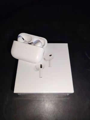 AirPods Pro (2nd generation) with MagSafe Charging Case (USB-C) - Säljer ett par Apple AirPods Pro (2nd generation) med MagSafe-laddningsetui (USB-C). Komplett med originalkartong, extra öronproppar och laddkabel. Hörlurarna är i fint skick och fungerar utmärkt. Perfekt för dig som vill ha trådlöst ljud av högsta kvalitet. Passar perfekt som present till vänner eller familj! 