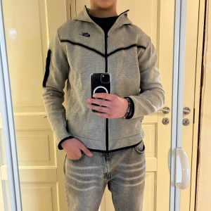 Nike tech fleece - Säljer nu denna tröja då den är för kort för mig. Skick 8/10. Är köpt på jd för 1300kr och säljer för 179kr.(Nike märket har släppt lite men går att limma tillbaks helt med lim, se bild 3)✅ Skriv för fler frågor