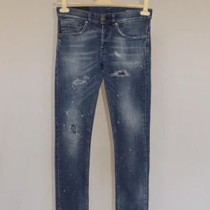 Dondup Jeans - DONDUP JEANS  Storlek : W30  Passform : George, skinny  Mått : A = 37CM - B = 95CM  Användning : Jeansen är i ett väldigt fint skick utan defekter  Nypris : Cirka 3500SEK