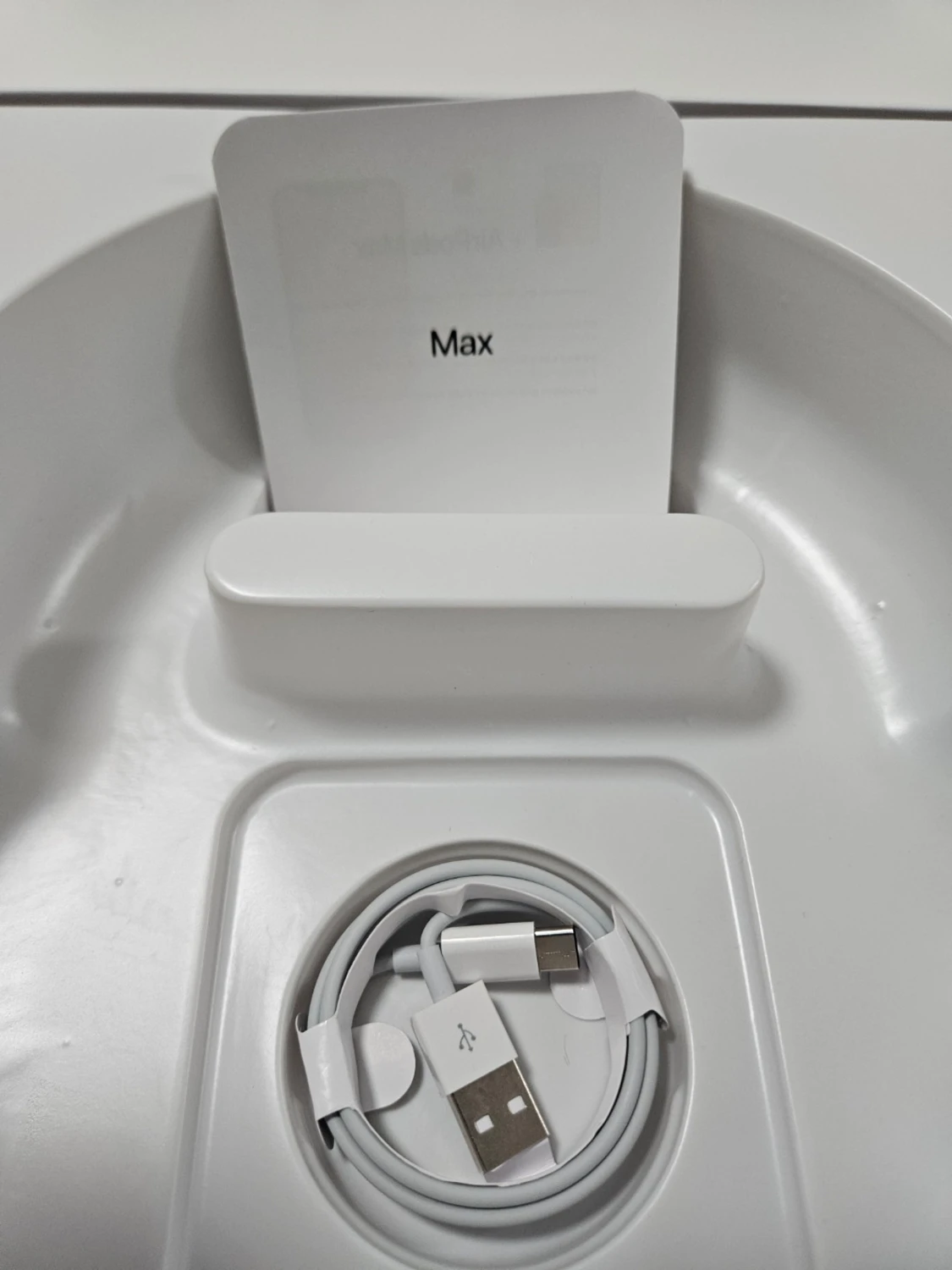 Ett par vita hörlurar  - 3