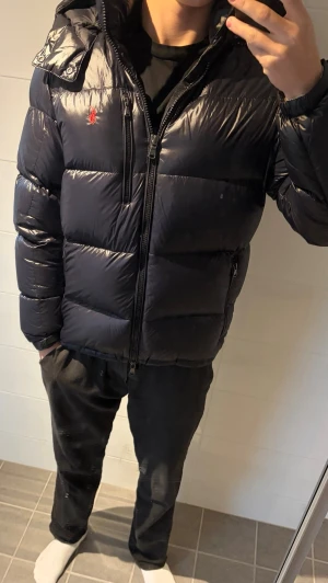 Ralph lauren jacka - Säljer min ralph lauren puff jacka. Perfekt nu när det är kallt ute. Den är alldrig använd och har taggen kvar. Det är stl M. Tveka inte på stt fråga om något.