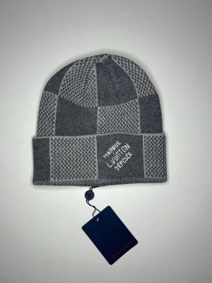 Grå mössa - En riktigt fet mössa från ”Zara” som passar perfekt till vintern💫 Läs bio innan du köper‼️