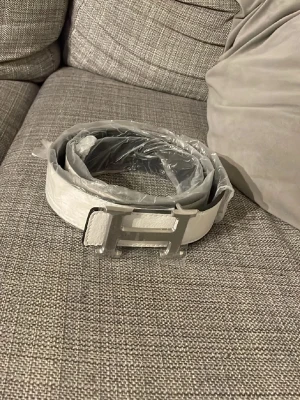 Vit bälte med h spinne - Dm vid intresse 