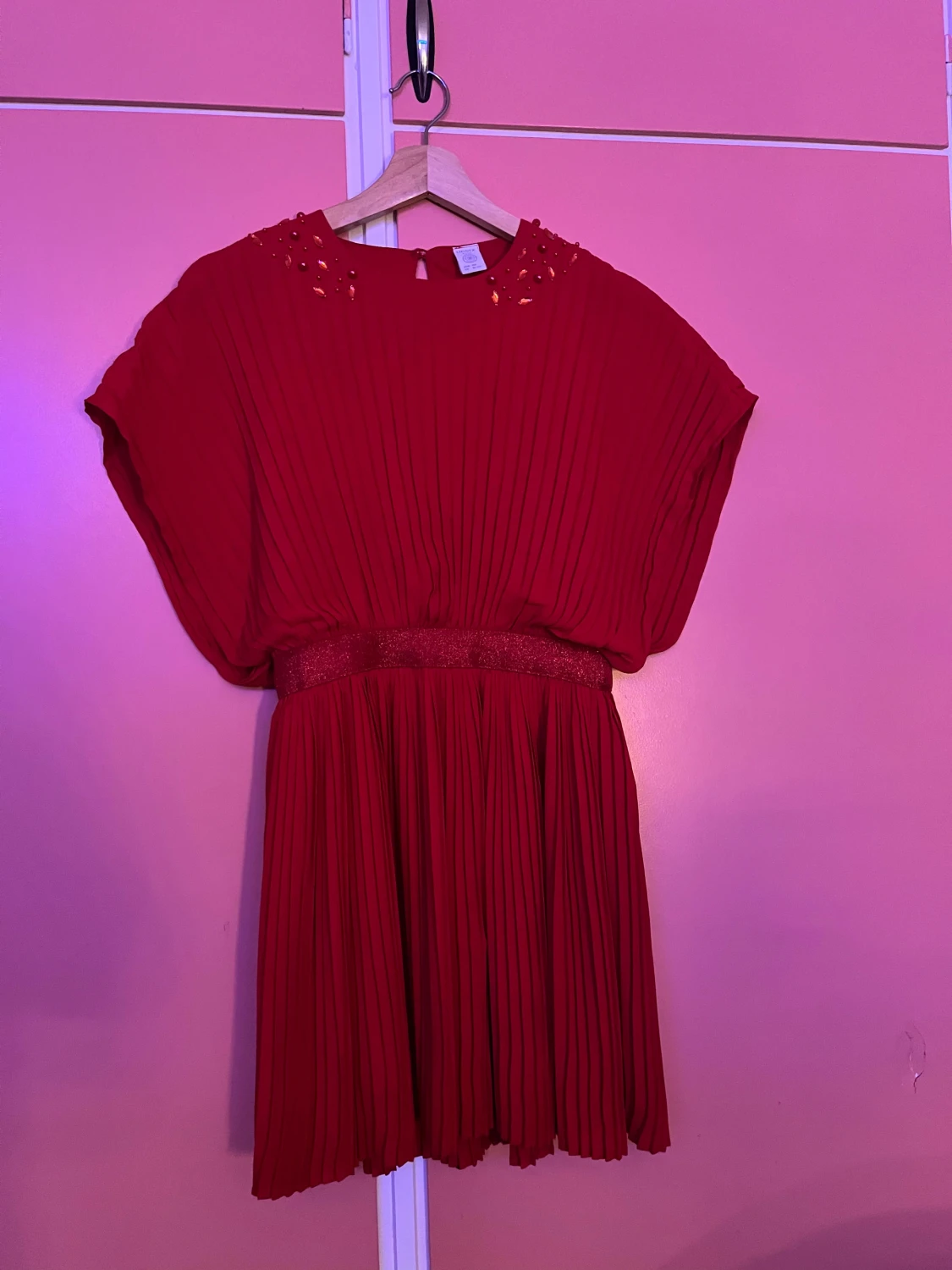 Röd plisserad klänning från Lindex