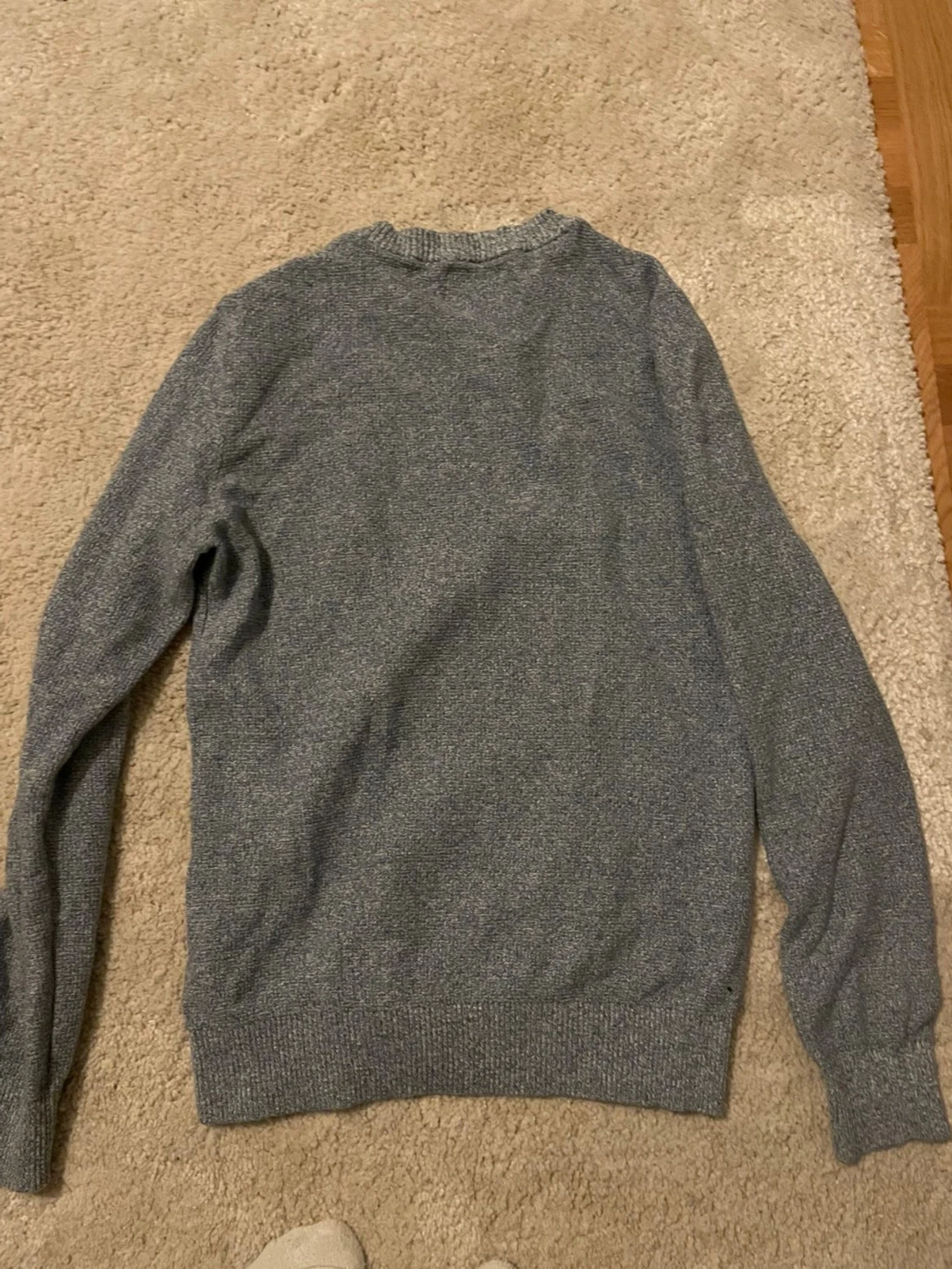 Grå stickad tröja från Easy West - 1