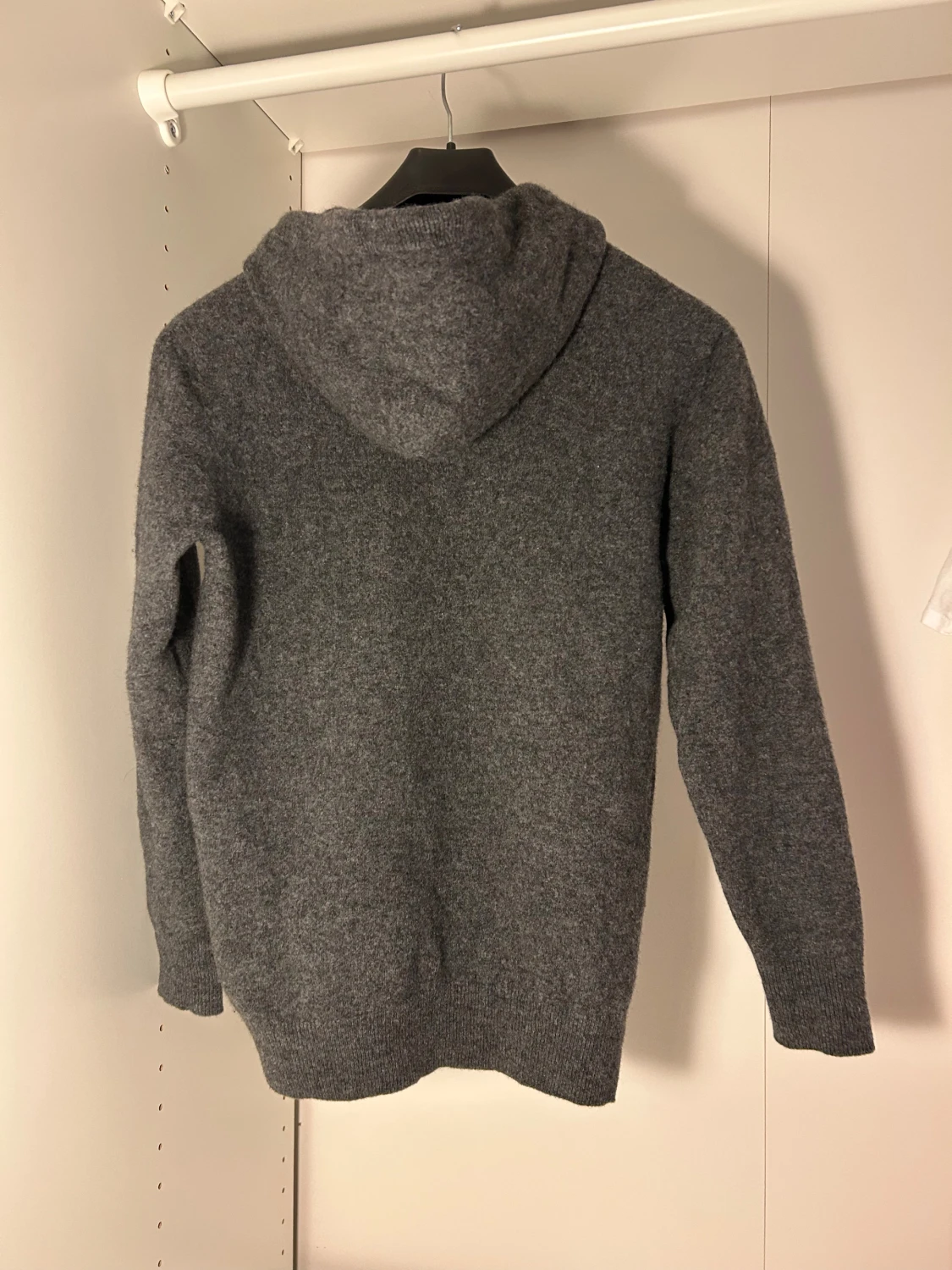 Grå Kashmir hoodie med huva  - 1